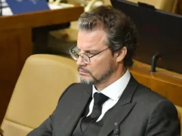 El Partido de la Gente expulsa al diputado Cristián Contreras por diferencias internas.