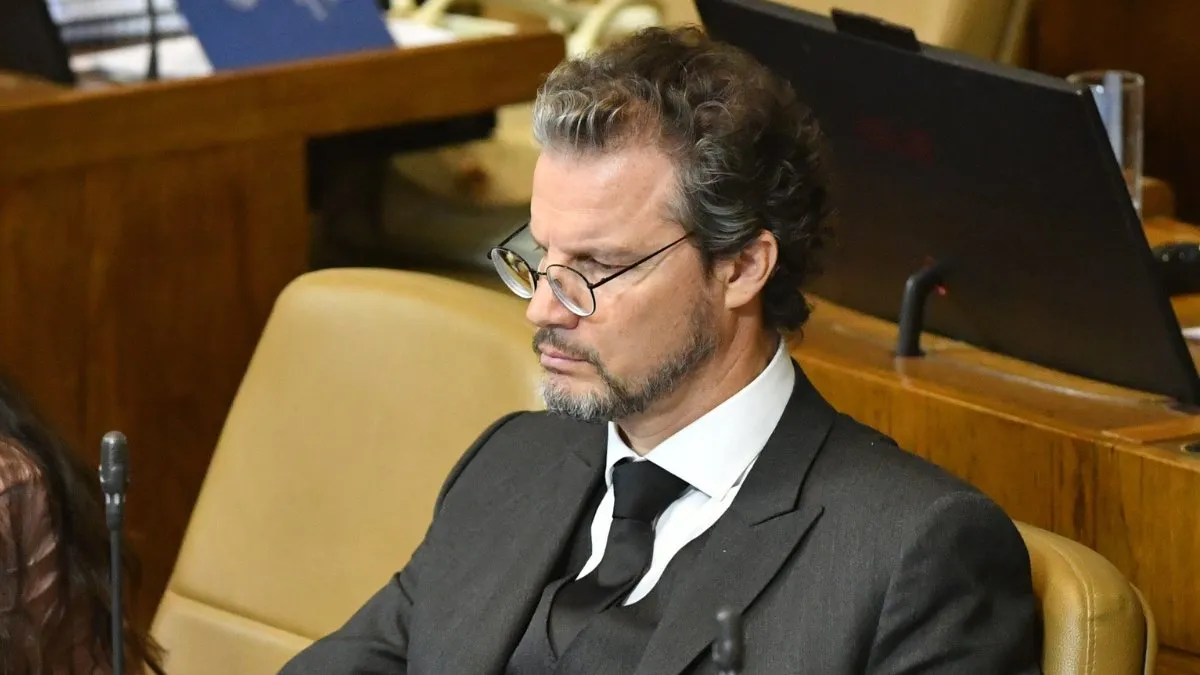 El Partido de la Gente expulsa al diputado Cristián Contreras por diferencias internas.