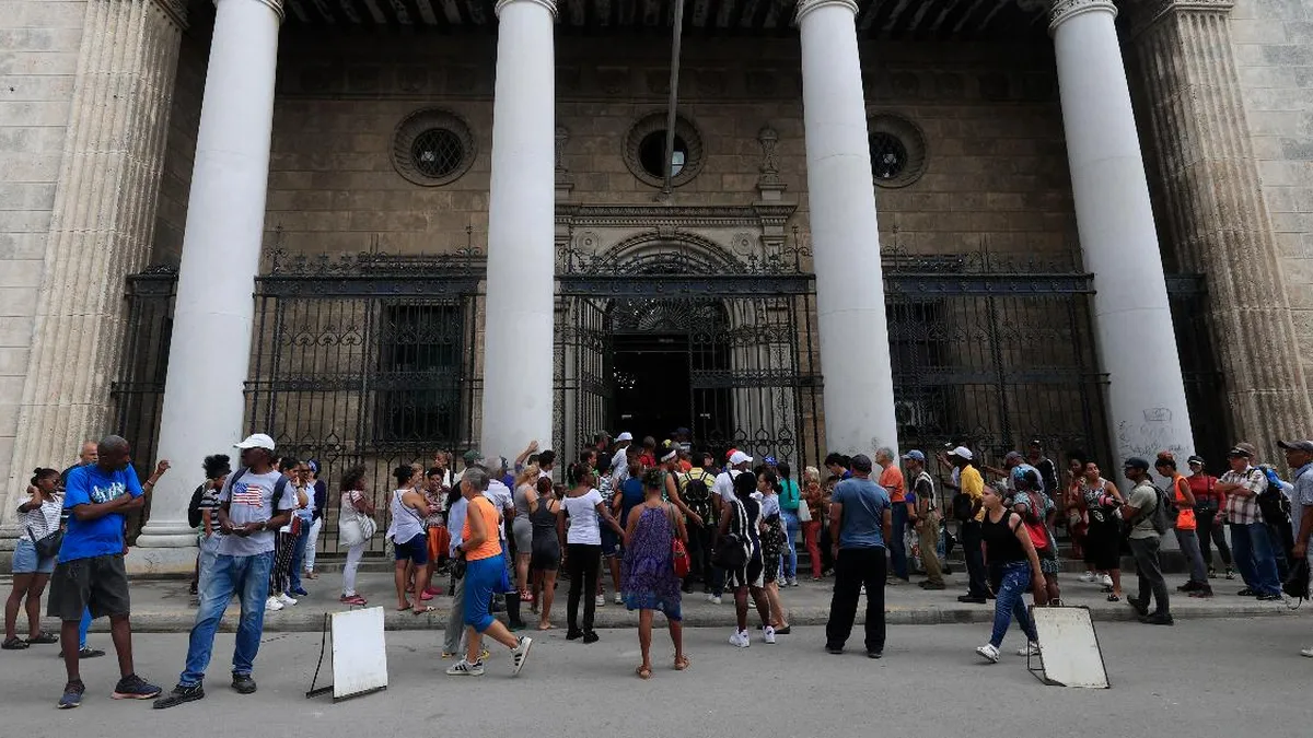 Largas filas en bancos cubanos: ancianos luchan por cobrar sus jubilaciones.