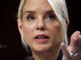 Trump destituye a la fiscal general Pam Bondi por desacuerdos en su gestión.