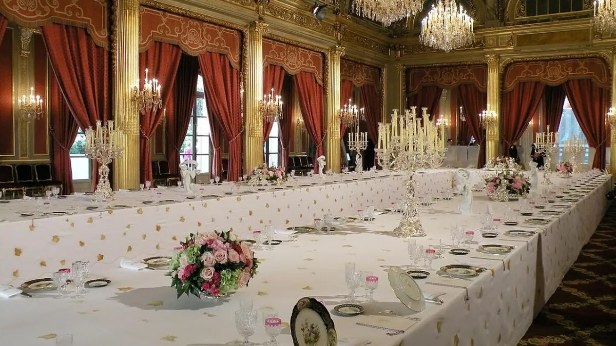 Un mayordomo del Elíseo condenado por robar porcelana histórica francesa.