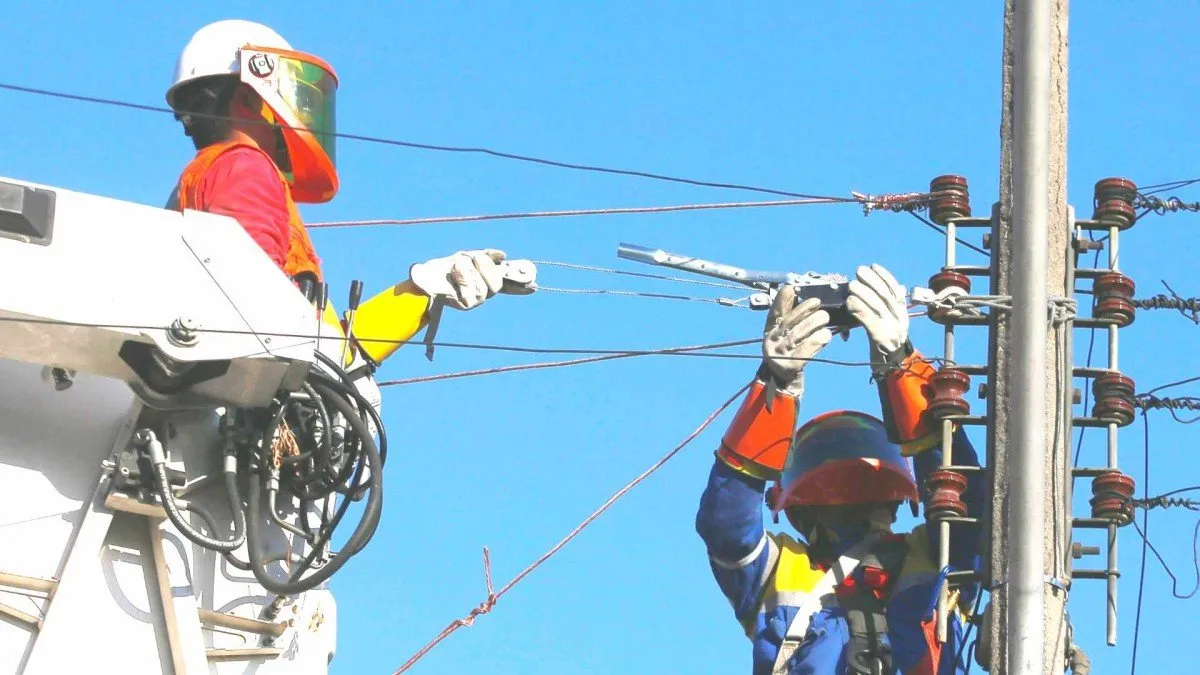 Cortes de luz programados en 11 comunas de la RM el 9 de abril por trabajos eléctricos.