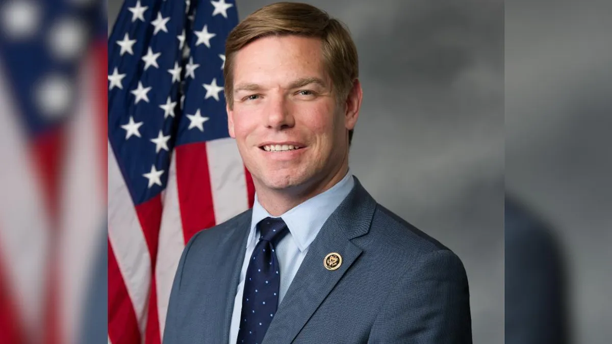 Eric Swalwell renuncia tras acusaciones de agresión sexual y conducta indebida.