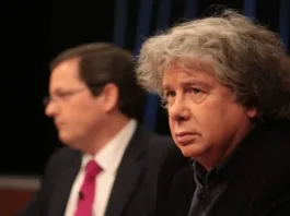 Carabineros investiga artefacto explosivo simulado en casa de Fernando Villegas.