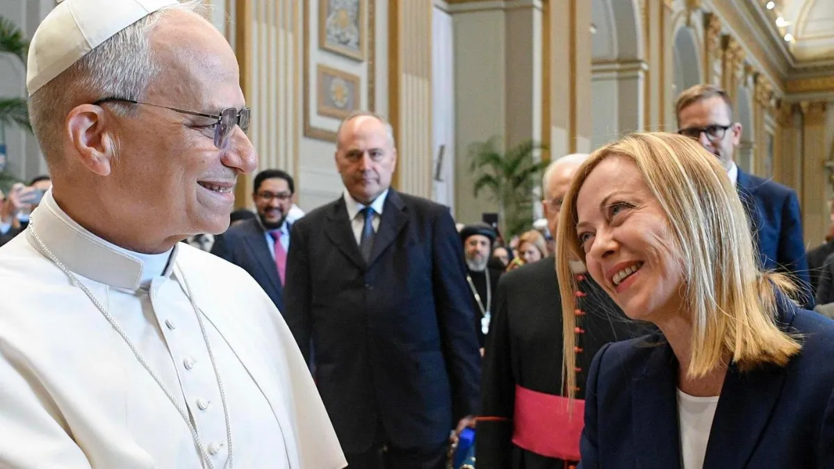 Giorgia Meloni defiende al papa León XIV y critica a Trump en su gira por África.