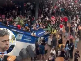 Desórdenes en Mall Plaza Vespucio tras promesa de dinero por influencer.