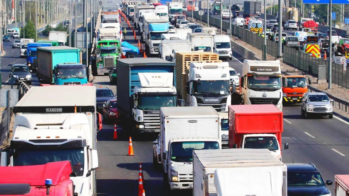 Gremios del transporte advierten sobre crisis por aumento de combustibles.