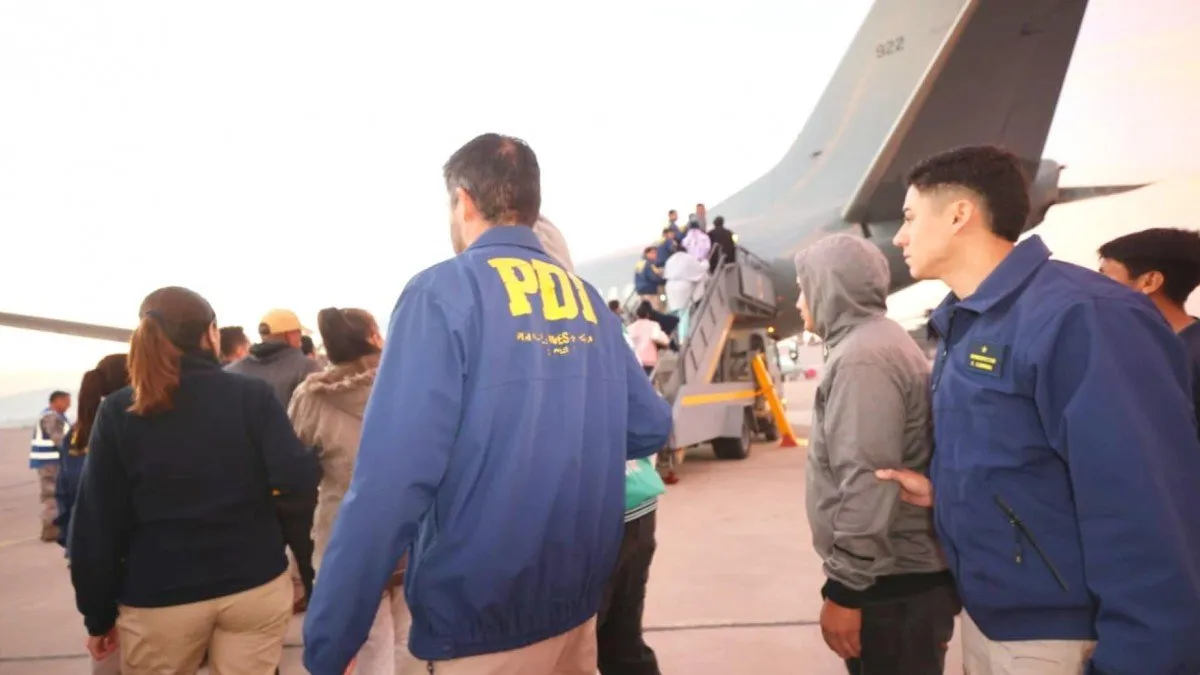 El Gobierno inicia vuelos quincenales para expulsar migrantes irregulares.