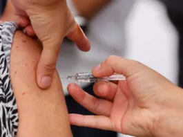 La autoridad sanitaria alerta sobre gripe aviar y promueve la vacunación y vigilancia.