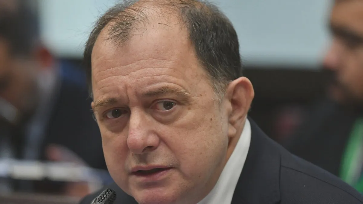 Iván Poduje critica la gestión de terrenos fiscales por las Fuerzas Armadas.