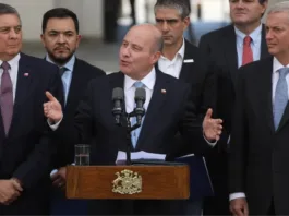 El ministro Quiroz anuncia reducción del impuesto corporativo en medio de críticas.