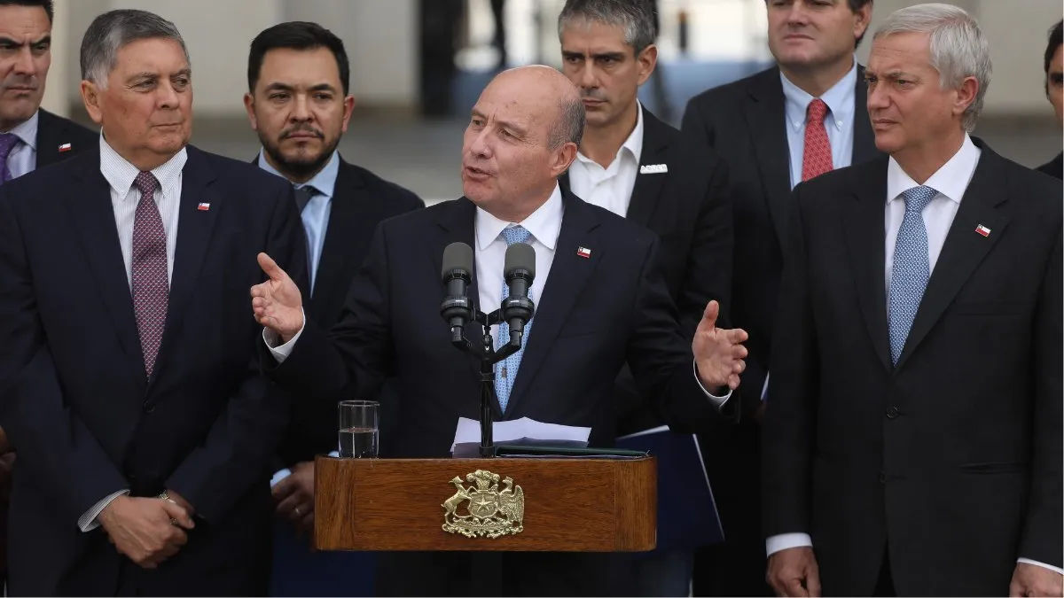 El ministro Quiroz anuncia reducción del impuesto corporativo en medio de críticas.