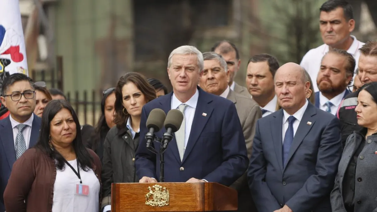 El ministro Jorge Quiroz presenta el borrador de la ley de Reconstrucción Nacional.