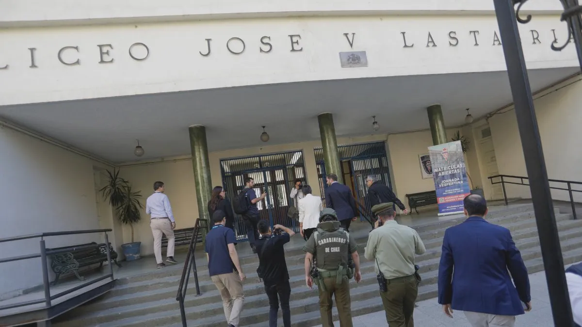 La encuesta Cadem muestra apoyo a medidas de seguridad en colegios tras violencia escolar.