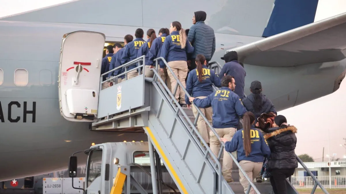 Primer vuelo de expulsión de migrantes irregulares desde Santiago
