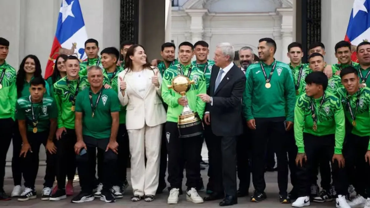 El Presidente Kast celebra con Santiago Wanderers
