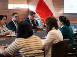 La ministra Judith Marín busca soluciones para la crisis financiera de Prodemu.