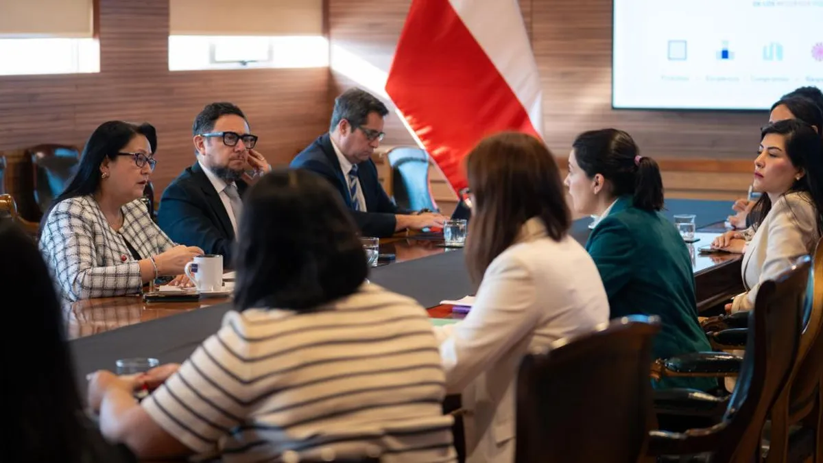 La ministra Judith Marín busca soluciones para la crisis financiera de Prodemu.