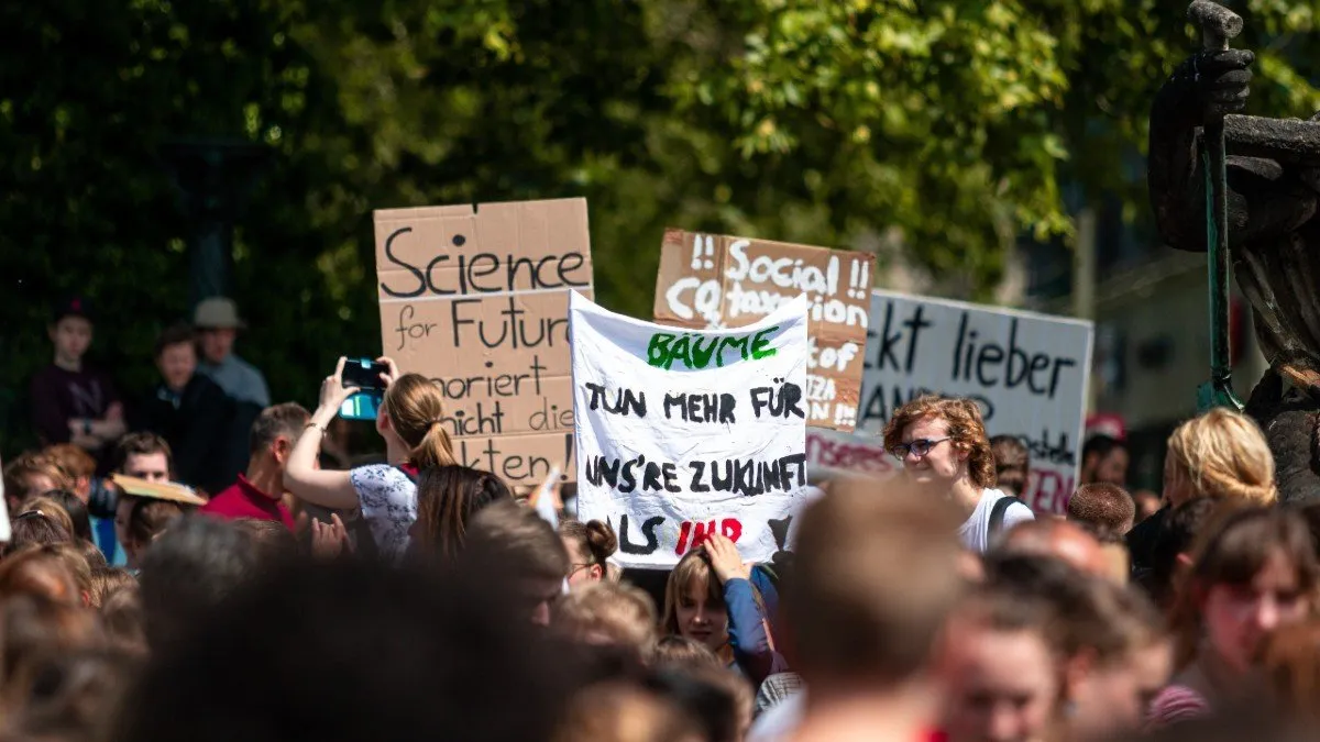 Nueva ley en Kansas sanciona a escuelas por protestas estudiantiles en horario escolar.