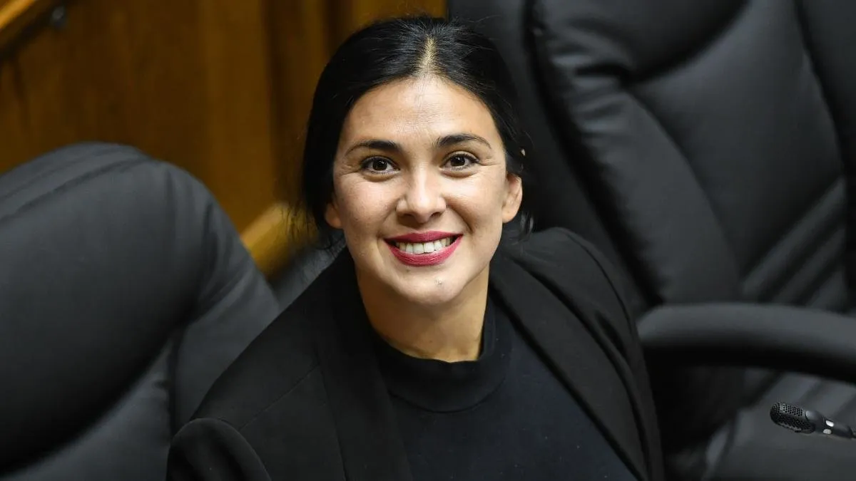 La senadora Karol Cariola enfrenta investigación por tráfico de influencias.