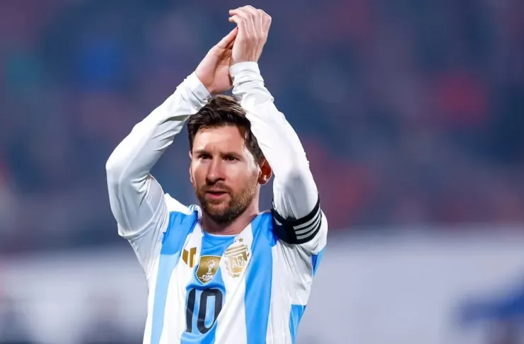 Lionel Messi enfrenta acusaciones de complicidad en demanda por incumplimiento de contrato.
