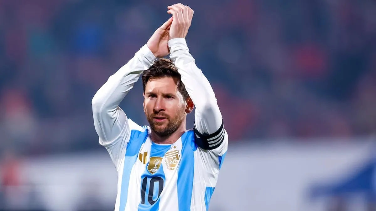 Lionel Messi enfrenta acusaciones de complicidad en demanda por incumplimiento de contrato.