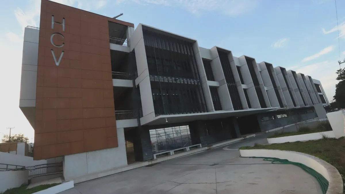 Renuncia de 17 médicos tras destitución de Loreto Maturana en el Hospital Claudio Vicuña.