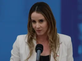 La ministra Mara Sedini defiende su gestión ante críticas y ausencias en el Congreso.