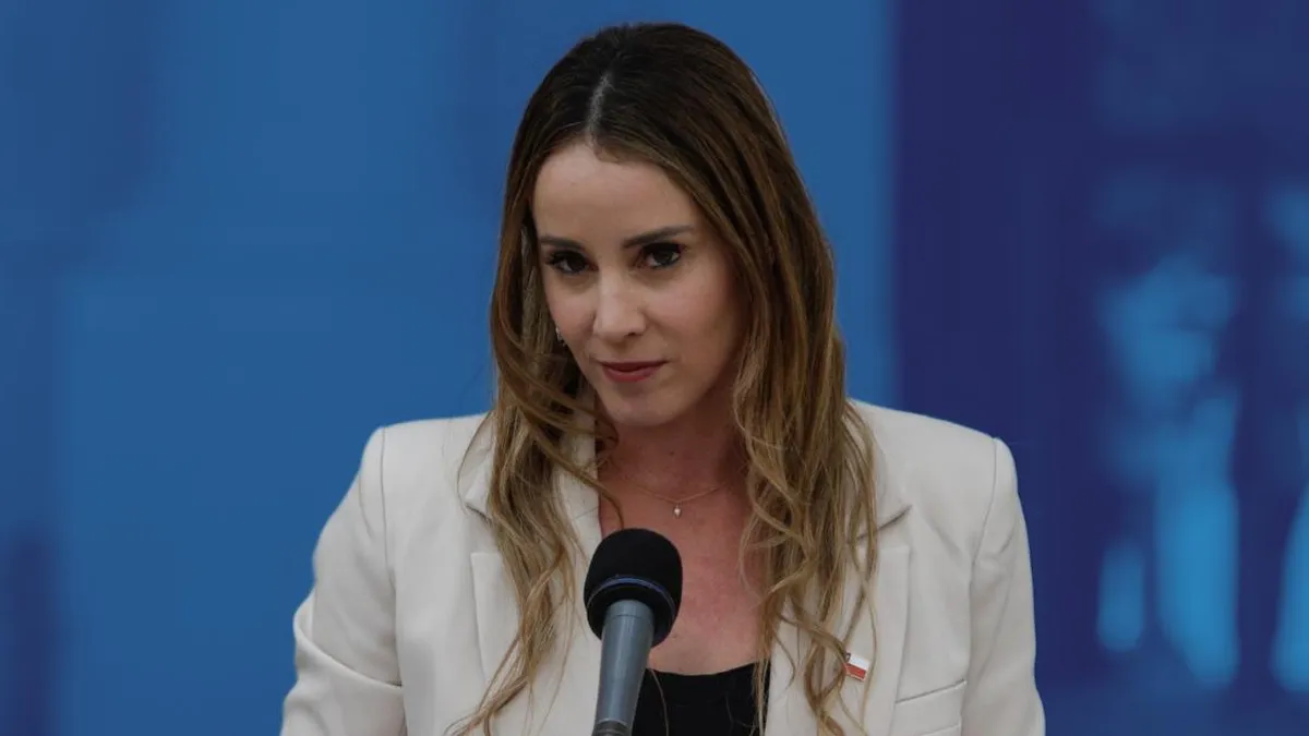 La ministra Mara Sedini defiende su gestión ante críticas y ausencias en el Congreso.