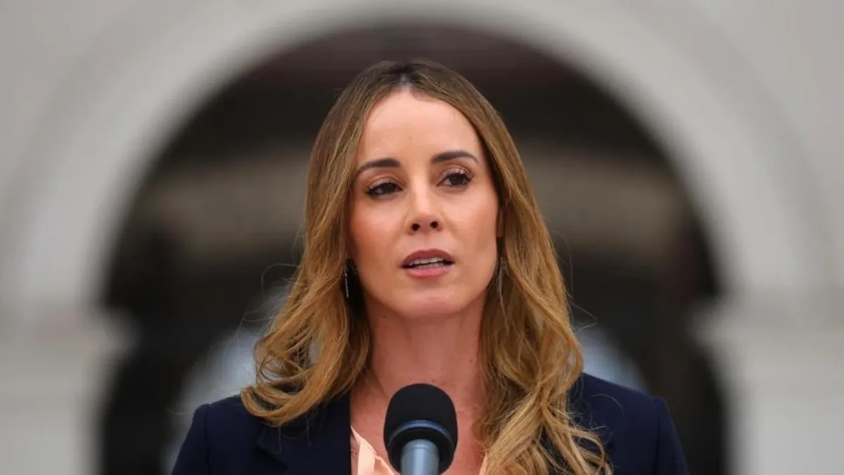 Mara Sedini defiende al gabinete de Kast ante críticas y reafirma su estilo comunicacional.