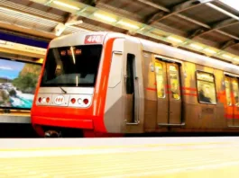 El Metro de Santiago reanuda servicio tras cierre por persona en la vía de la línea 4A.