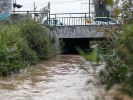 Vecinos de Petorquita alertan sobre contaminación química en canal que afecta su salud.