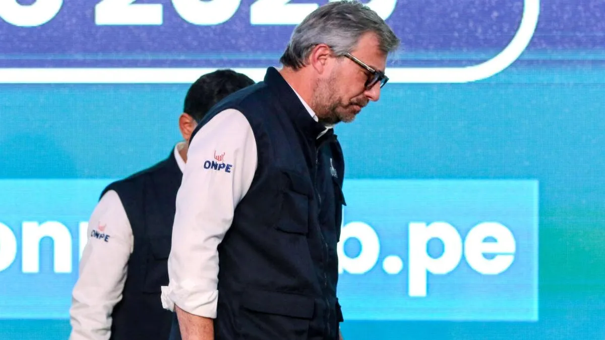 Piero Corvetto renuncia a la ONPE tras irregularidades en las elecciones del 12 de abril.