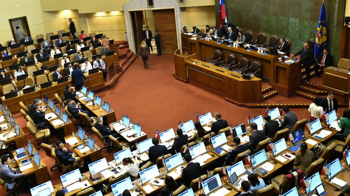 Diputados debaten preocupaciones sobre el Plan Nacional de Reconstrucción.