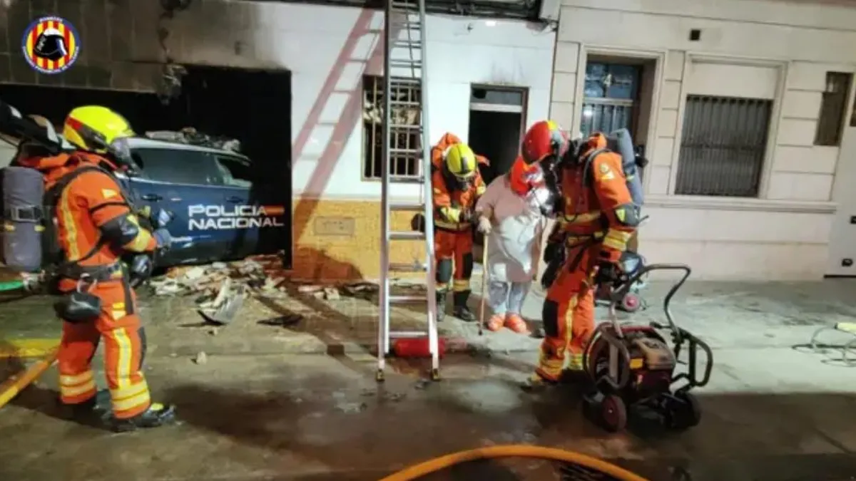 Un coche de policía choca contra una casa en Valencia