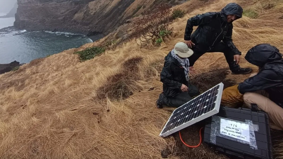 Instalación de sensores sísmicos en la isla Robinson Crusoe para estudios geológicos.
