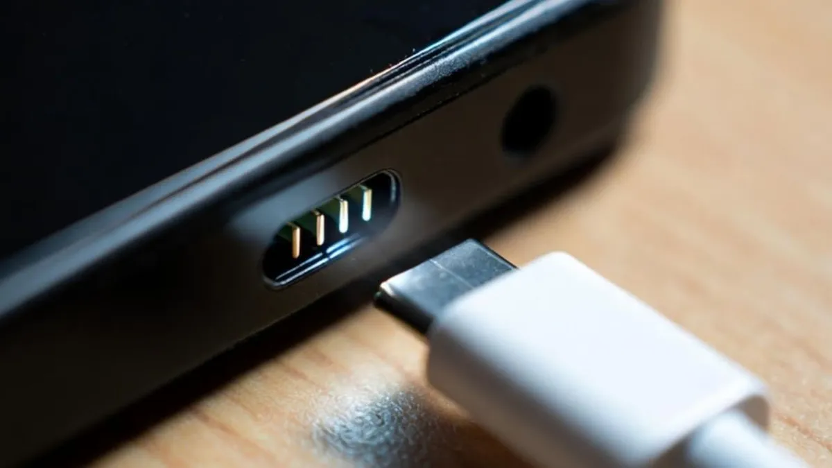 Alerta de Sernac: Retiro de cargadores MLAB 9272 por riesgo de incendio.