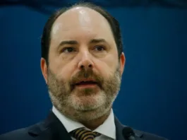 El ministro Tomás Rau aboga por un enfoque realista en la negociación del salario mínimo.