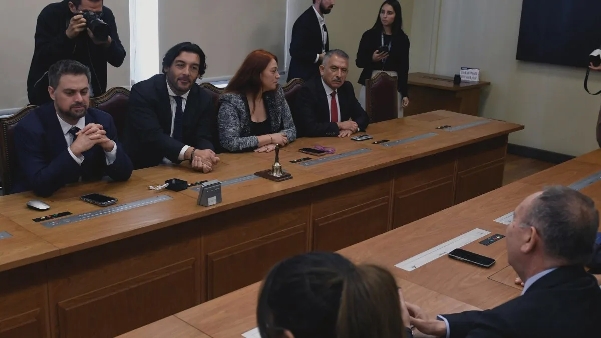 El Tribunal Constitucional cuestiona leyes misceláneas; la oposición evalúa acciones.