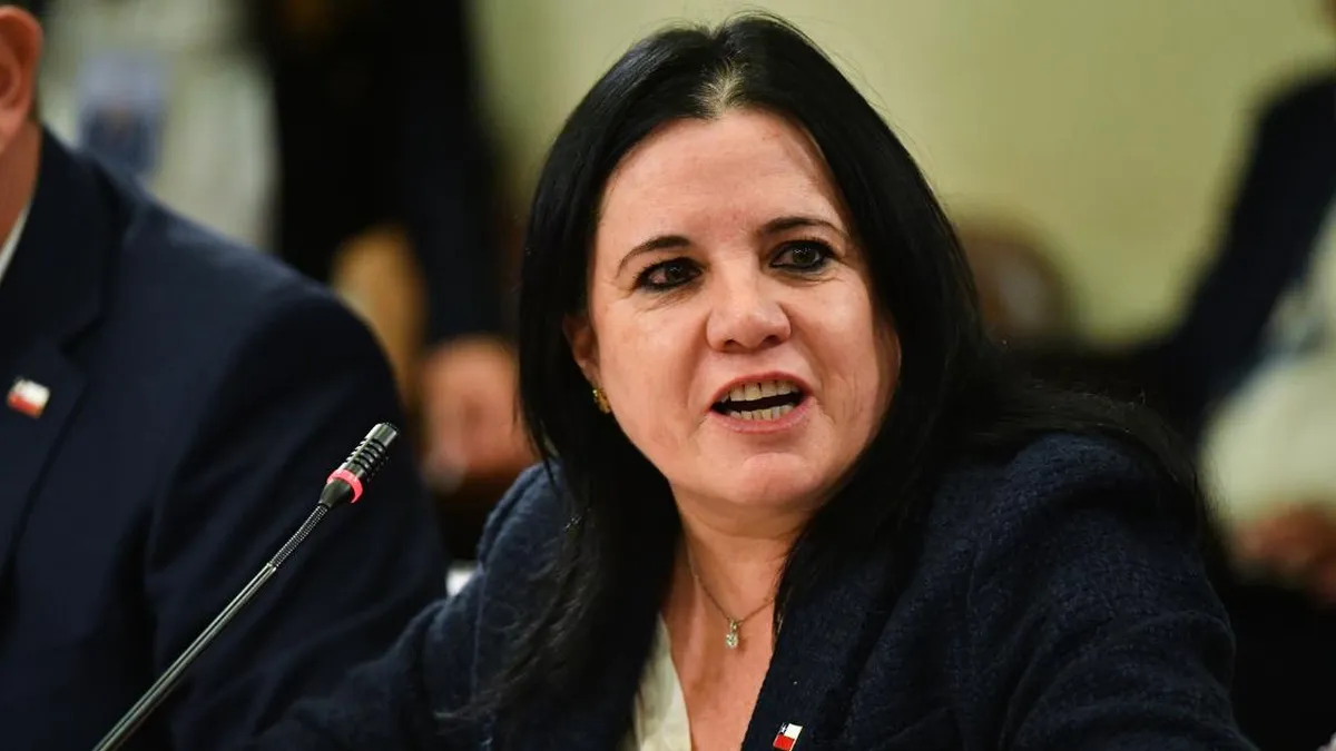 La ministra Trinidad Steinert defiende la autonomía en la PDI y aboga por mejores políticas.