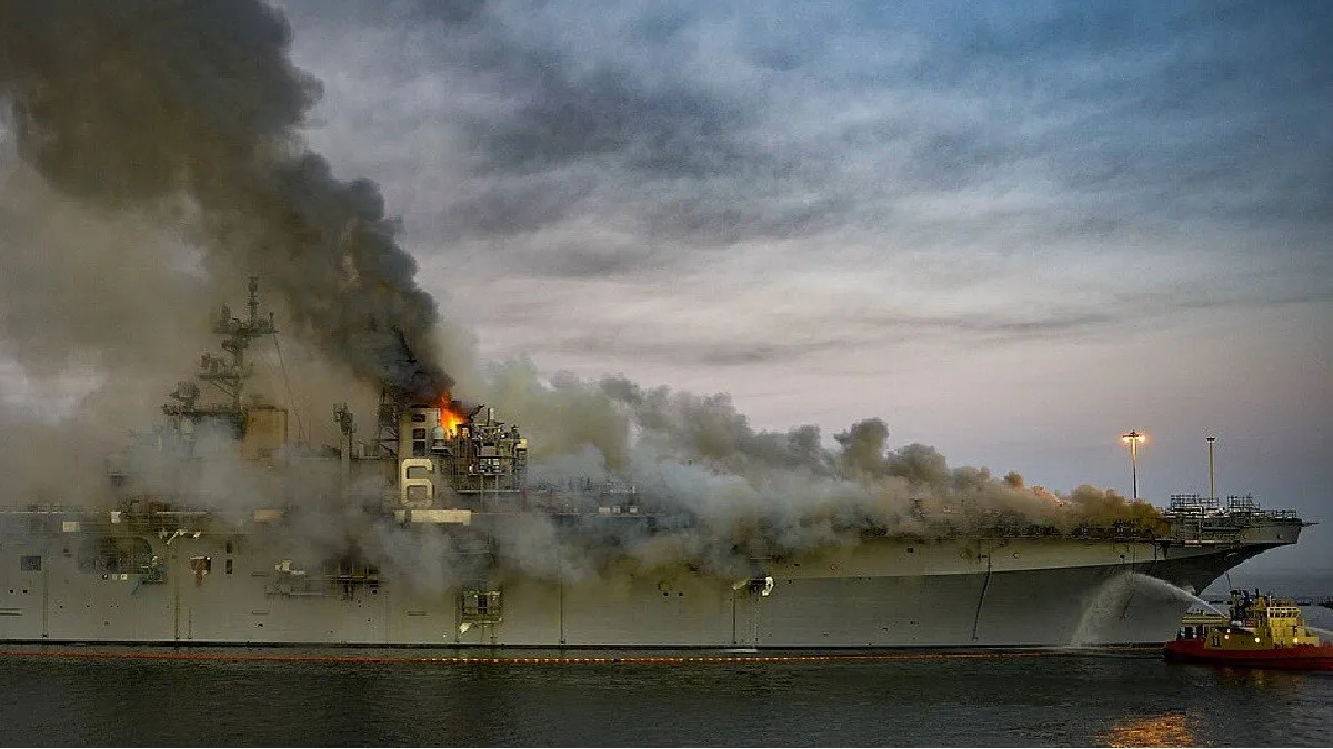 Incendio en el USS Dwight D. Eisenhower deja tres marineros heridos durante mantenimiento.