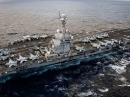 El USS Gerald R. Ford despliega su flota aérea en preparación para operaciones en Irán.